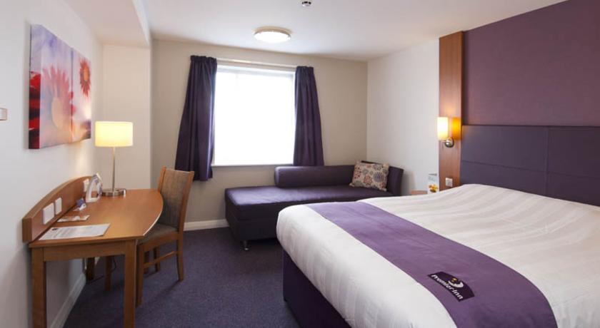 Premier Inn High Wycombe/Beaconsfield Exterior foto
