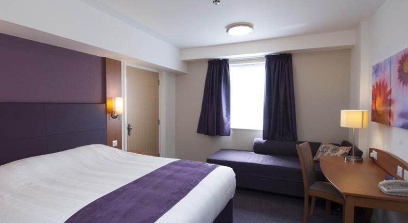 Premier Inn High Wycombe/Beaconsfield Exterior foto