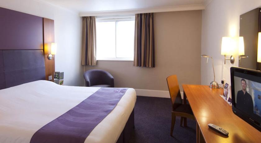 Premier Inn High Wycombe/Beaconsfield Exterior foto