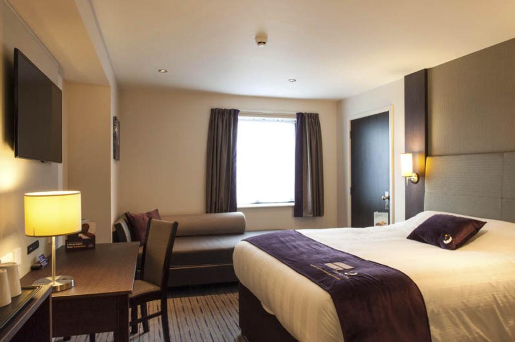 Premier Inn High Wycombe/Beaconsfield Exterior foto