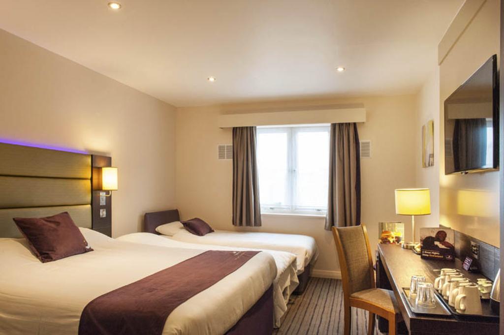 Premier Inn High Wycombe/Beaconsfield Exterior foto