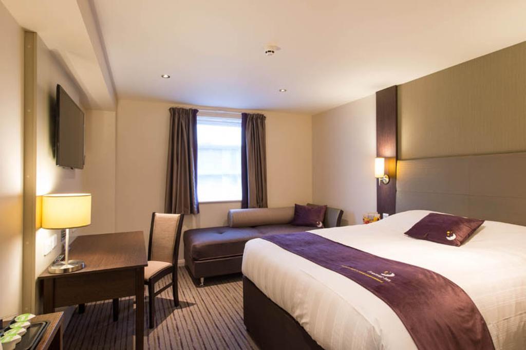 Premier Inn High Wycombe/Beaconsfield Exterior foto