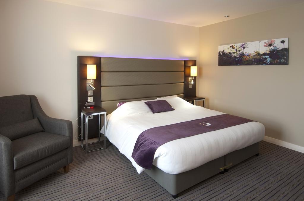 Premier Inn High Wycombe/Beaconsfield Exterior foto